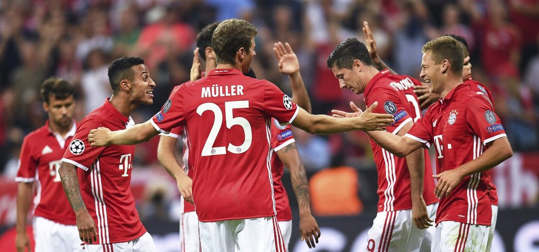 Fotbalisté Bayernu Mnichov slaví gól do sítě Rostovu