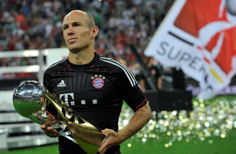 Arjen Robben s trofejí pro vítěze německého Superpoháru.