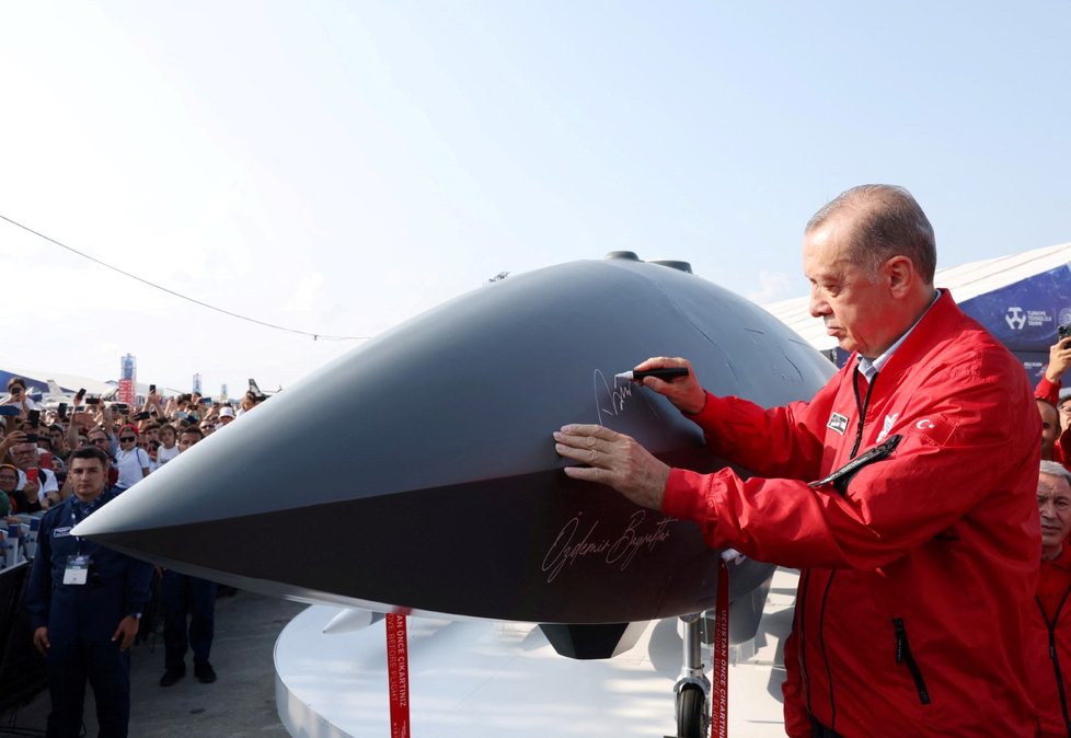 Turecký prezident Erdogan s dronem Bayraktar.