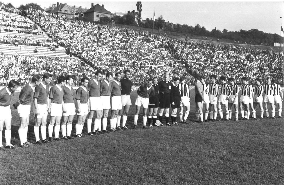 Snímek z nástupu k vůbec prvnímu mezinárodnímu utkání na Bazalech, 5. července 1959 hrál Baník proti Partizanu Bělehrad.