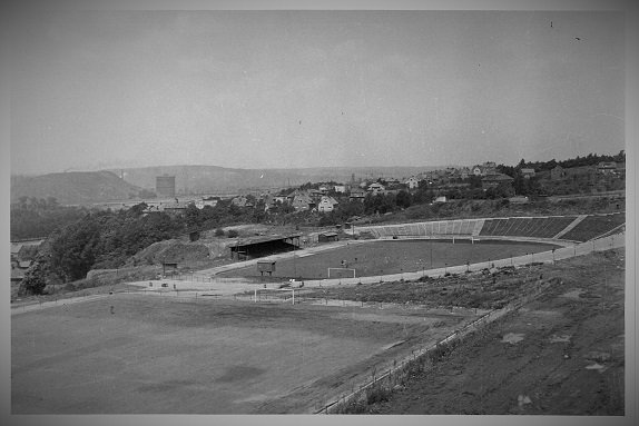 Snímky z konce padesátých let, kdy se stavěl původní stadion Bazaly.