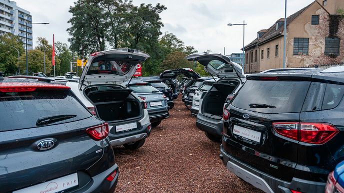 Nárůst bankrotů například mezi autoservisy a opravnami letos narostl přibližně o dvacet procent. Nárůst bankrotů například mezi autoservisy a opravnami letos narostl přibližně o dvacet procent.
