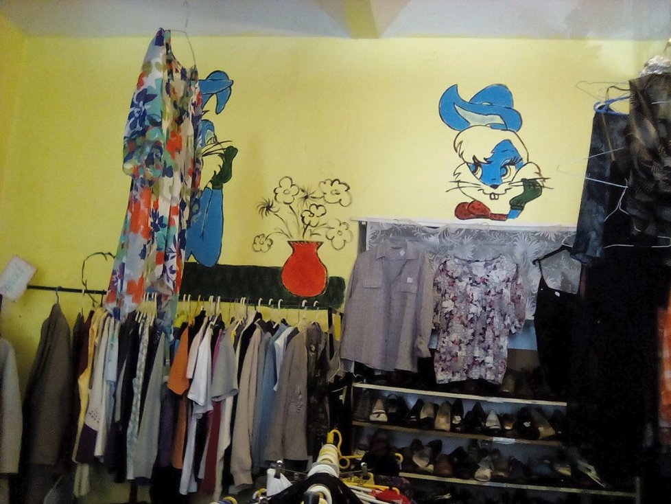 Zuzana Výmolová provozuje bazar s oblečením (U Zajíce) v pražských Holešovicích.