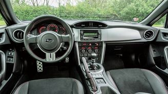 Palubní deska BRZ před modernizací. Dole přístrojový štít původní verze. Rozsah stupnice otáčkoměru mluví za vše. Palubní deska BRZ před modernizací. Dole přístrojový štít původní verze. Rozsah stupnice otáčkoměru mluví za vše.