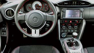 Interiér původní Toyoty GT86. Tvary jsou stejné jako v BRZ. Volant je stavitelný dvousměrně. Přístrojový štít je barevně odlišný Interiér původní Toyoty GT86. Tvary jsou stejné jako v BRZ. Volant je stavitelný dvousměrně. Přístrojový štít je barevně odlišný