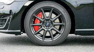 Přední brzdy edice Final Edition dostaly čtyřpístové brzdiče lakované červeně a také větší kotouče od fi rmy Brembo. Výměna brzd je výrazně dražší než u běžných verzí. BRZ Final Edition se u nás prodávalo za rovný milion korun. Základní sport stál v té době 890 000 korun. Přední brzdy edice Final Edition dostaly čtyřpístové brzdiče lakované červeně a také větší kotouče od fi rmy Brembo. Výměna brzd je výrazně dražší než u běžných verzí. BRZ Final Edition se u nás prodávalo za rovný milion korun. Základní sport stál v té době 890 000 korun.