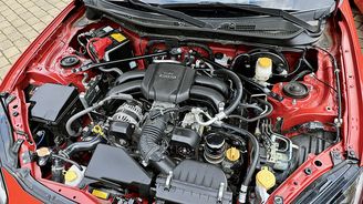 Pohled pod kapotu druhé generace BRZ, respektive GR86 na motor FA24. Všimněte si olejového fi ltru nasazeného na výměníku voda/olej. Řadicí páka Toyoty GT86 má červeně prošívanou manžetu. Pohled pod kapotu druhé generace BRZ, respektive GR86 na motor FA24. Všimněte si olejového fi ltru nasazeného na výměníku voda/olej. Řadicí páka Toyoty GT86 má červeně prošívanou manžetu.