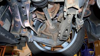 Vzadu má toyobaru složité pětiprvkové zavěšení. Pouze podélné rameno bylo nově navrženo. Zbylá pocházejí z různých modelů Subaru. Vzadu má toyobaru složité pětiprvkové zavěšení. Pouze podélné rameno bylo nově navrženo. Zbylá pocházejí z různých modelů Subaru.