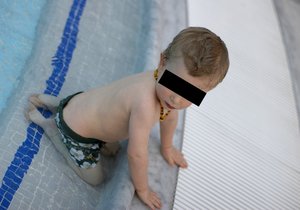 Rok a půl starý chlapeček, který spadl do bazénu ve Velkých Hošitích, je stabilizovaný, ale nadále je jeho stav velmi vážný. Ilustrační foto
