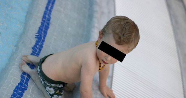 Šestiletý chlapec spadl v Chorvatsku do bazénu a bojuje o život (ilustrační foto)