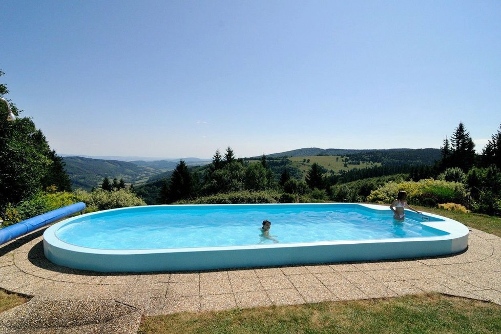 Téměř na každé zahradě v Česku nyní najdeme bazén