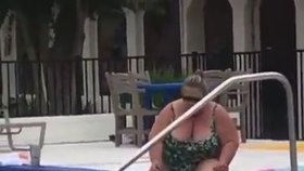 Žena si bezostyšně holila nohy u hotelového bazénu.