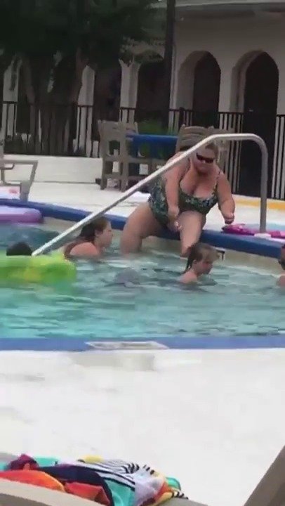 Žena si bezostyšně holila nohy u hotelového bazénu.