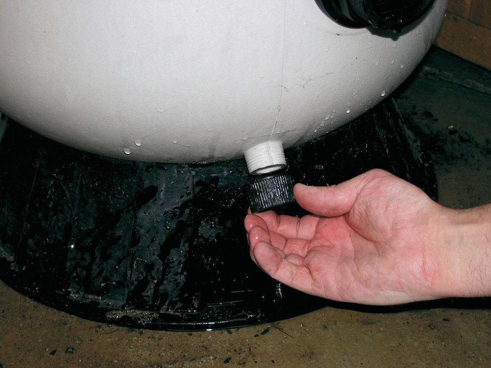 Odšroubujte zátku výpustného ventilu u dna nádoby filtrace a vypusťe vodu.