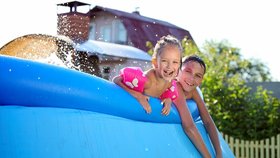 Dovádění v bazénu milují hlavně děti.