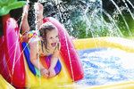 Menší děti se vyřádí v nafukovacím bazénu jehož součástí je skluzavka a vodotrysky.