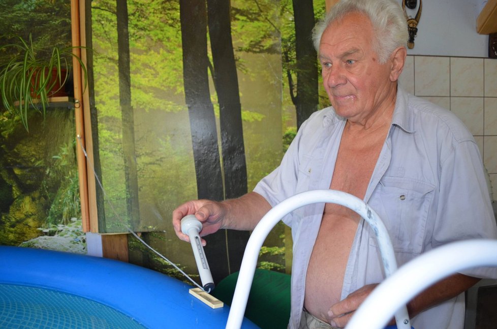 Kurt Krakovčík (80) se o vodu v bazénu pečlivě stará.