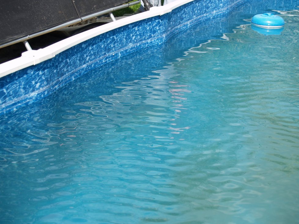 Ještě než bazén dopustíte, očistěte pečlivě jeho stěny.