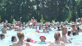 Lidé si užívají pohody v bazénu. (Archivní foto)