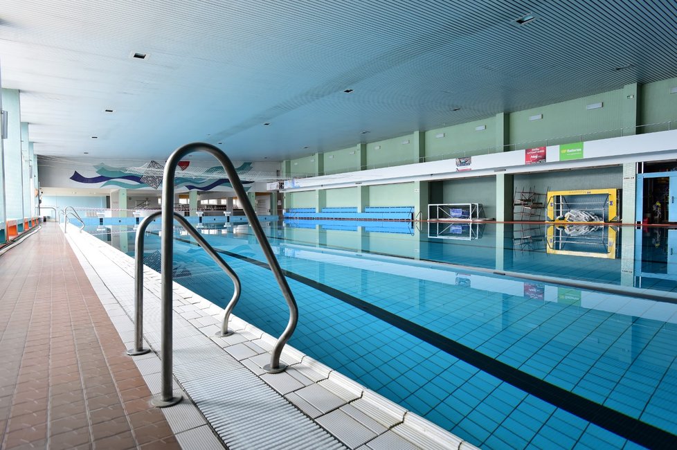 Padesátimetrový vnitřní bazén v plaveckém areálu v Přerově. Po rozvolnění protiepidemických opatření se pro návštěvníky areálu otevřel zatím jen venkovní prostor, otevření celého areálu se plánuje v nejbližších dnech (31. 5. 2021).