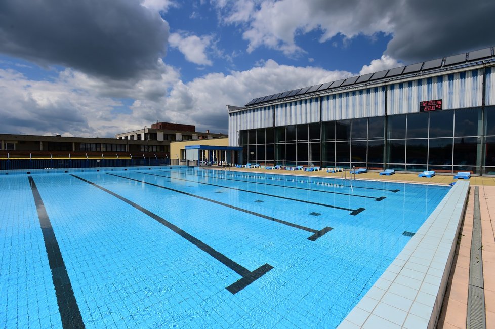 Venkovní bazén v plaveckém areálu v Přerově se po rozvolnění protiepidemických opatření otevřel pro návštěvníky. Zatím je veřejnosti přístupný jen venkovní prostor, v nejbližších dnech plánují otevření celého areálu (31. 5. 2021)