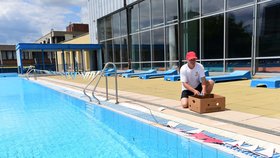 Plavčík připravuje usměrnění vstupu na schůdky do vody pro plavce u venkovního bazénu v plaveckém areálu v Přerově, který se otevřel po rozvolnění protiepidemických opatření. Zatím je veřejnosti přístupný jen venkovní prostor, v nejbližších dnech plánují otevření celého areálu (31. 5. 2021)