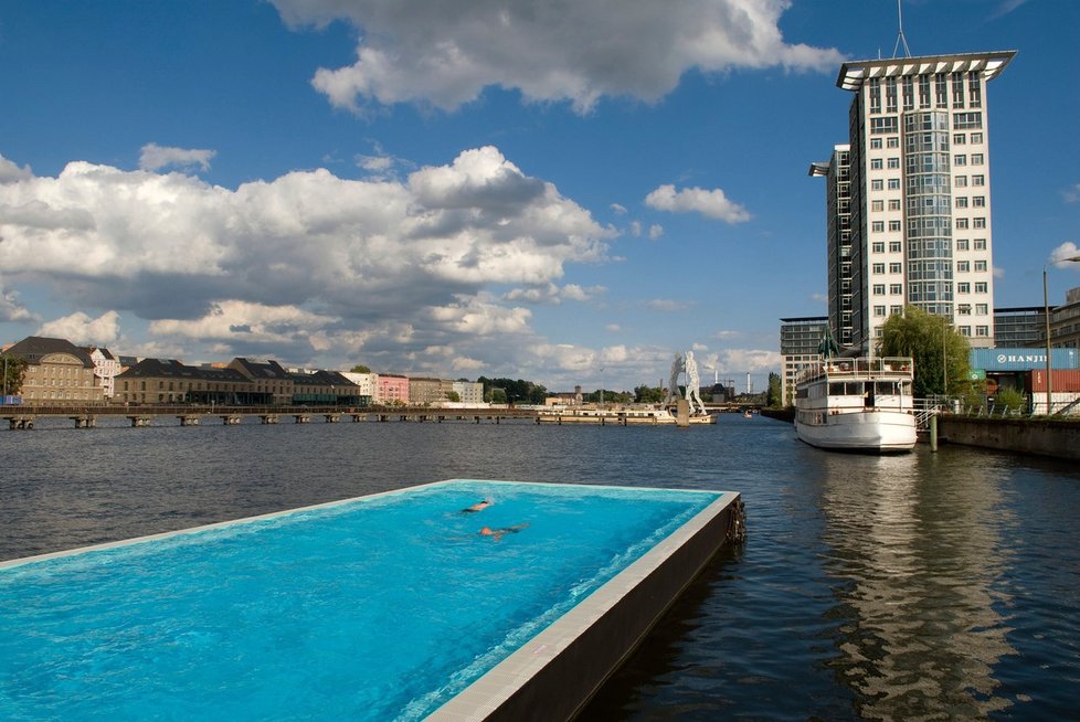 Takto vypadá plovoucí bazén na řece v Berlíně.