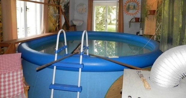 To jsou vedra, že by jeden padl.. a na internetu se objevil inzerát na vilu s tímto krytým bazénem