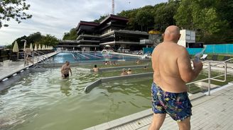 Potěmkinův bazén podruhé: Měsíc od otevření je v horším stavu. Dělníci se mísí s plavci, dlaždičky se loupou