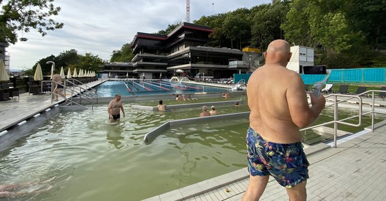 Potěmkinův bazén podruhé: Měsíc od otevření je v horším stavu. Dělníci se mísí s plavci, dlaždičky se loupou