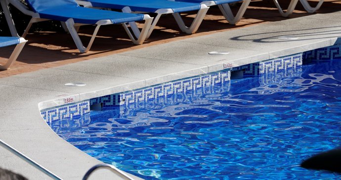 Tři členové stejné rodiny se ve Španělsku utopili v bazénu