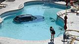 Žena (73) si spletla brzdu s plynem: Auto zaparkovala  na dně bazénu!