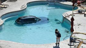 Žena zaparkovala vůz v bazénu.