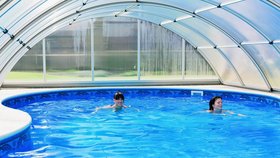 Zastřešením bazénu si koupací sezónu prodloužíte od jara až do podzimu.