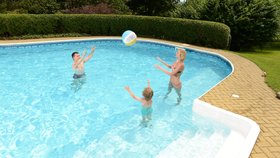 Bazén je v létě nejčastějším místem rodinných her na zahradě.