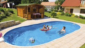 K létu patří koupání a stále více Čechů si kupuje bazén na svou zahradu. Na fotce nejprodávanější český bazén Azuro.