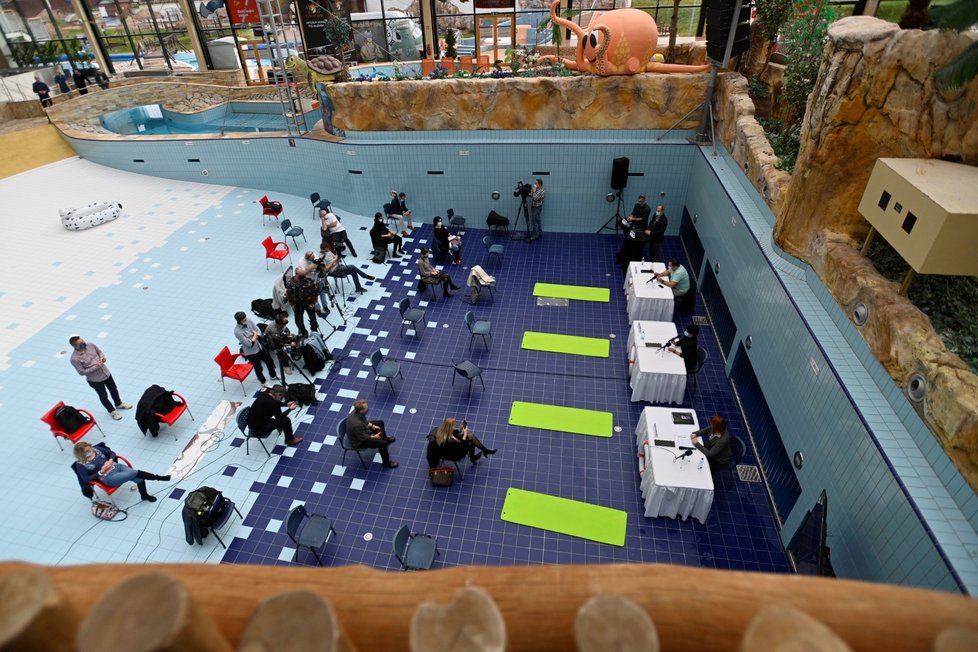 Tisková konference o stavu provozovatelů bazénů se konala ve vypuštěném koupališti