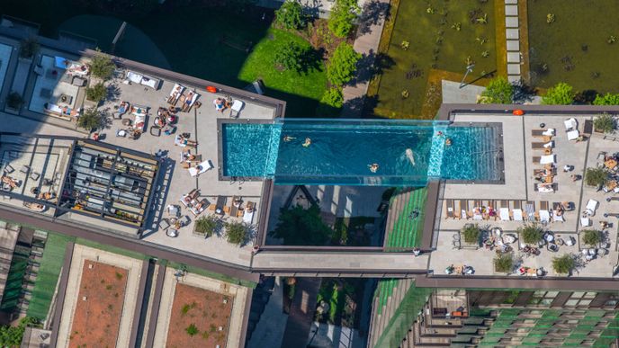 Unikátní bazén mají k dispozici obyvatelé luxusní rezidentce Embassy Gardens v Londýně. Nachází se 35 metrů nad zemí mezi dvěma výškovými budovami a díky průhledné struktuře mohou návštěvníci sledovat ruch na ulici pod sebou a chodci zase naopak je. Bazén je 25 metrů dlouhý, deset metrů hluboký a voda v něm váží 375 tun. Průhlednou strukturu vyrobili v americkém Coloradu a prošla důkladným testováním.