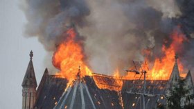 Požár baziliky ve Francii: Střecha shořela během 30 minut