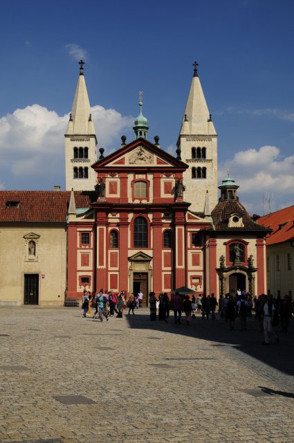 Poslední místo odpočinku knížete Vratislava I. bychom našli v bazilice sv. Jiří na Pražském hradě. Kníže ji dokonce sám zakládal.
