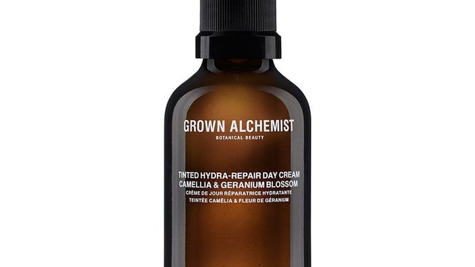 Krém na obličej Tinted Hydra-Repair Day Cream Camellia & Geranium Blossom, Grown Alchemist, douglas.cz, 910 Kč/45 ml