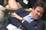 BBC obvinila poslance, že během zasedání spí. Ten je prý jen téměř hluchý, a tak pilně poslouchá u reproduktoru.