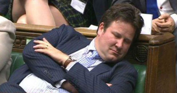 BBC obvinila poslance, že během zasedání spí. Ten je prý jen téměř hluchý, a tak pilně poslouchá u reproduktoru.