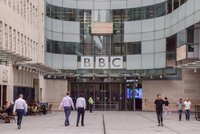Velké odhalení v Londýně: Špionka z Československa ve slavné BBC! Agentka Vora donášela na emigranty