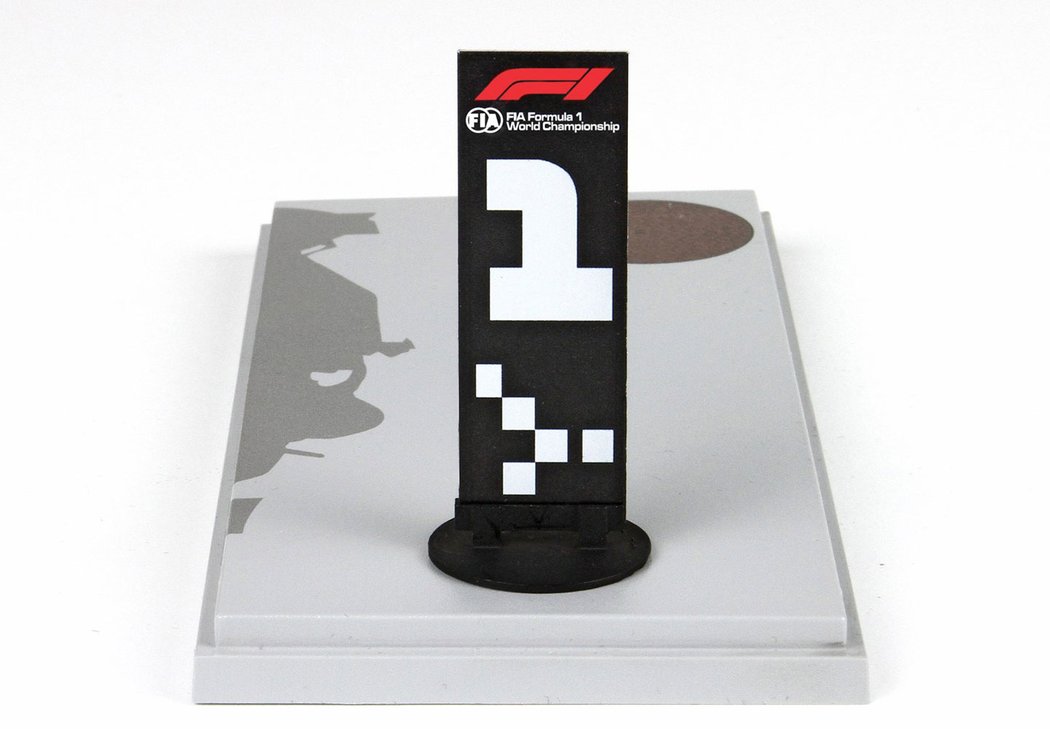 Výrobce modelů vtipně připomíná Vettelovo &#34;nevítězství&#34; v Kanadě