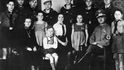 Děti z německých rodin byly členy buď Hitlerjugend nebo Hitlermädel.
