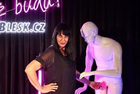 Podcast: Zapřáhla chlapa za povoz a jela vesnicí. Tak se domina představila sousedům, teď jim radí