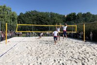 Z písečných pláží po prázdninách na hřiště: V Hodkovičkách si děti mohou užívat beachvolejbal