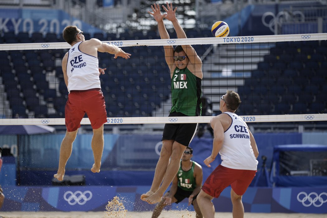 Ondřej Perušič a David Schweiner při zápase s Mexičany