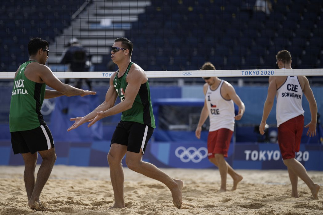 Ondřej Perušič a David Schweiner při zápase s Mexičany